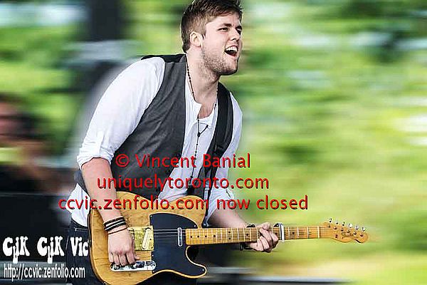 photo of Will Hebbes playing guitar with Vanessa Marie Carter, in concert at the Beaches International Jazz Festival by Vincent Banial