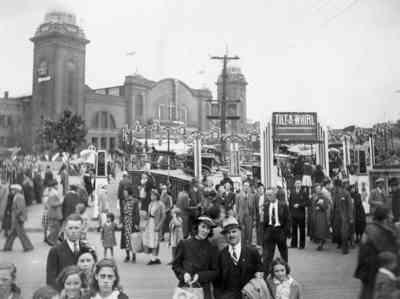 Photo fo the CNE Midway in Toronto from 1937