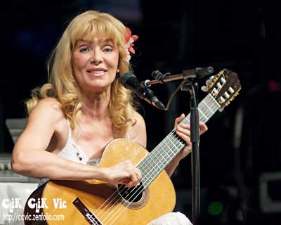 Photo of Liona Boyd performing at the Taste of the Danforth. Photo credit Vincent Banial