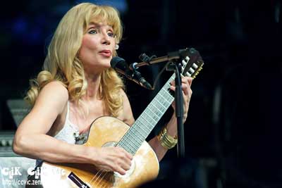 Photo of Liona Boyd performing at the Taste of the Danforth. Photo credit Vincent Banial