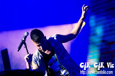 Photo of Jason Parsons with USS in concert at the CNE Bandshell. Photo credit ccvic.zenfolio.com
