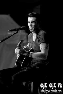 Photo of Tyler Connolly on Lead Vocals with Theory of a Deadman performing at the CNE Bandshell. Photo credit ccvic.zenfolio.com