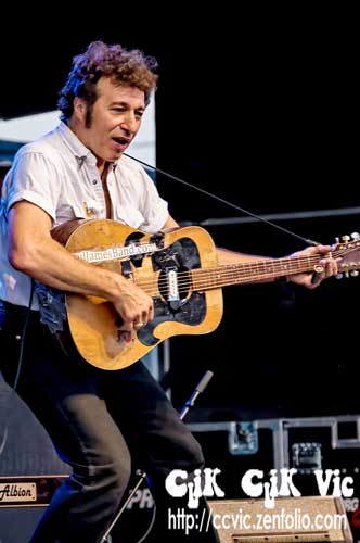 Photo of the Paul James Band performing at the CNE Midway Stage on Aug 18 2014. Photo credit Vincent Banial and Uniquely Toronto