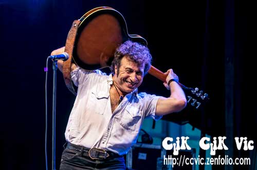 Photo of the Paul James Band performing at the CNE Midway Stage on Aug 18 2014. Photo credit Vincent Banial and Uniquely Toronto