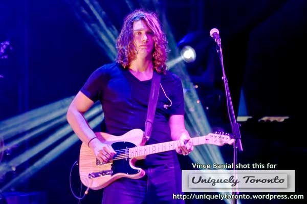 Photo from the Tim Hicks concert at the CNE Bandshell Stage. Photo credit Vincent Banial