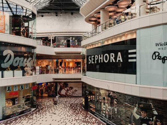 Photo of a Shopping Mall by Michal Jarmoluk and modifed by Vincent Banial - licensed CC0
